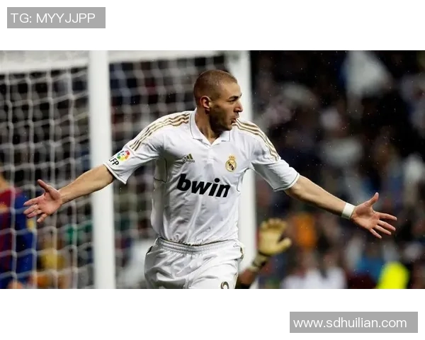 本泽马:从金球奖争夺者到传奇前锋的辉煌历程与未来展望 本泽马:从金球奖争夺者到传奇前锋的辉煌历程与未来展望