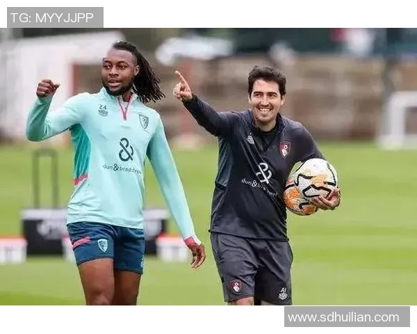 意大利豪门AC米兰欧冠惨遭淘汰,球迷集体崩溃哭泣难掩失落情绪 意大利豪门AC米兰欧冠惨遭淘汰,球迷集体崩溃哭泣难掩失落情绪